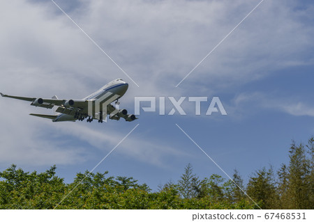 水邊的村莊,天空,新鮮的綠色和飛機 水邊的村莊,天空,新鮮的綠色和飛機 67468531