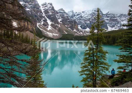 翠綠色的莫雷恩湖與山的倒影,班夫國家公園,艾伯塔省加拿大 翠綠色的莫雷恩湖與山的倒影,班夫國家公園,艾伯塔省加拿大 67469463