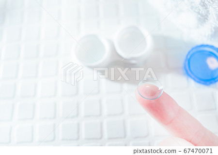 Put vision correction and contact lenses on the eyes. Replace with glasses. Cleaning contact lenses. 67470071