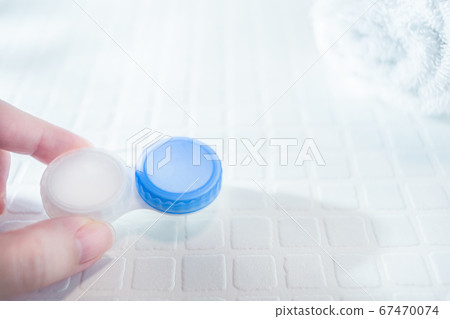 Put vision correction and contact lenses on the eyes. Replace with glasses. Cleaning contact lenses. 67470074