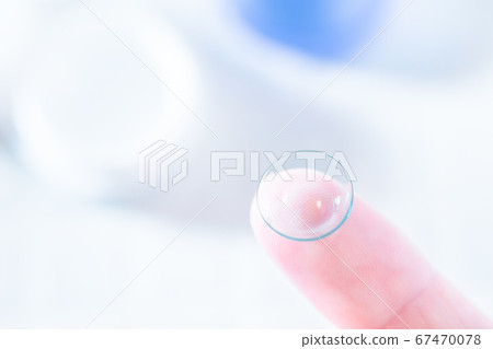 將視力矯正和隱形眼鏡戴在眼睛上。更換眼鏡。清潔隱形眼鏡。 67470078