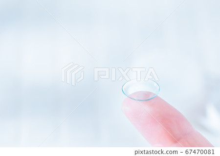 Put vision correction and contact lenses on the eyes. Replace with glasses. Cleaning contact lenses. 67470081