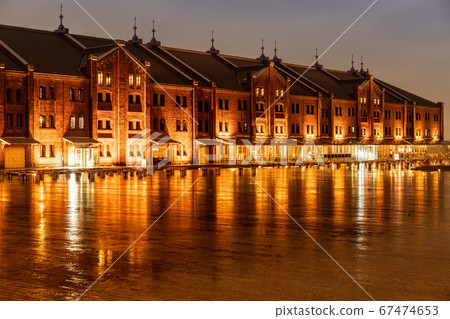 在雨中閃耀的橫濱市紅磚倉庫 67474653