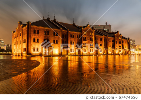 Yokohama City Red Brick Warehouse that shines in the rain 67474656