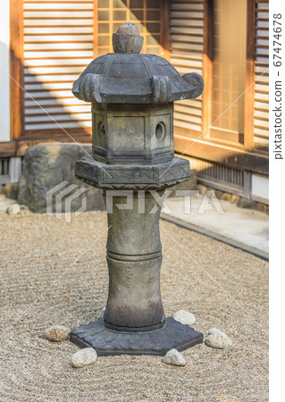 [東京/柳中]波浪形的日本石燈籠，站在東京柳中公墓的天王寺假山上。 67474678