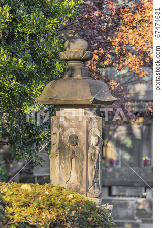 東京 柳中 Yanaka 一個石花瓶 上面有六個地藏菩薩和鷹的羽毛冠 寫在天王寺裡的hok 照片素材 圖片 圖庫