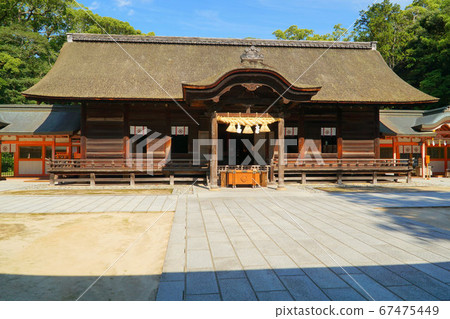 [Iyoguni Ichinomiya] Oyama Gion Shrine, stone pavement, worship hall, and clear rainy sky Imabari City, Ehime Prefecture 67475449