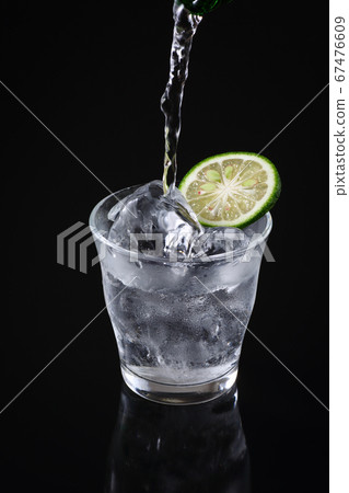 燒酒倒入玻璃杯 燒酒倒入玻璃杯 67476609