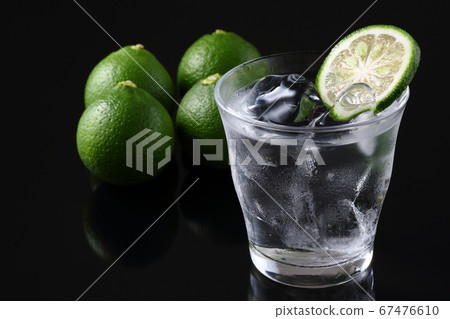 黑色背景上的南瓜燒酒 黑色背景上的南瓜燒酒 67476610