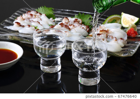 清酒和章魚生魚片 67476640