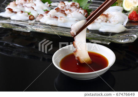 用筷子三明治章魚生魚片 用筷子三明治章魚生魚片 67476649