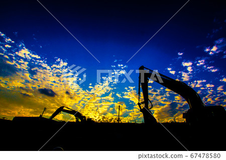 挖掘機的輪廓和夜景 67478580