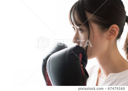 女商人戴著拳擊手套和準備戰鬥 67479160