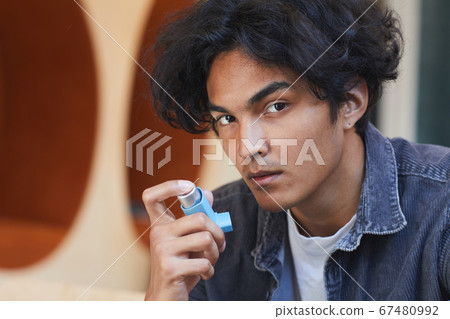 Boy with asthma Boy with asthma 67480992