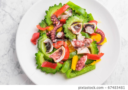 Stir-fry of bitter melon and octopus 67483481