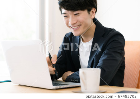 A man holding a remote meeting [Description] 67483702