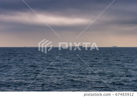 在陰天航行的船隻 67483912