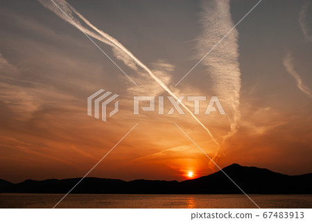瀨戶內海與日落和凝結尾蹟的晚上視圖 67483913