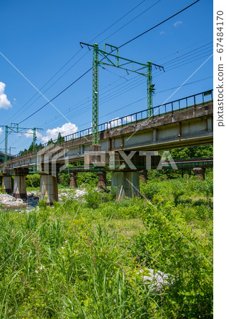 新潟縣湯澤町上越線魚野川上空的綠化景觀 67484170