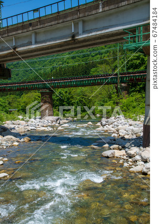 新潟縣湯澤町上越線魚野川上空的綠化景觀 67484184