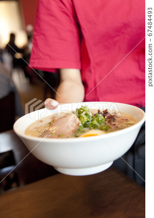 A clerk carrying ramen 67484493