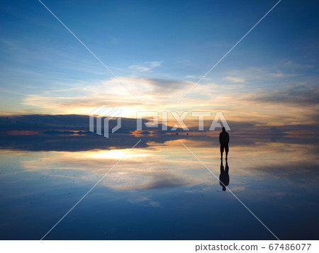 <Bolivia> Sunset at Uyuni salt lake x Male (photographed in the new moon in January) 67486077
