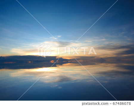 <Bolivia> Dusk of Uyuni salt lake (photographed in the new moon in January) <Bolivia> Dusk of Uyuni salt lake (photographed in the new moon in January) 67486078