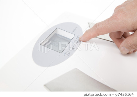 Hand to operate the scale 67486164