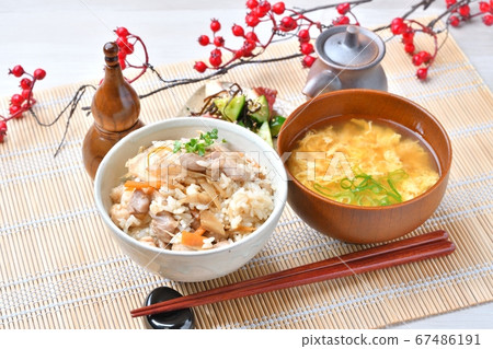 牛和大米（混合米飯），牡蠣球湯，黃瓜和章魚鹽和海帶。 67486191