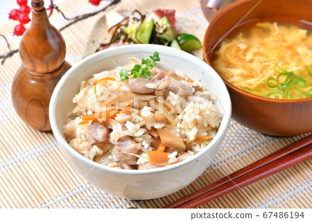 Chicken burdock and rice (mixed rice), oyster ball soup, cucumber and octopus salt and kelp. 67486194