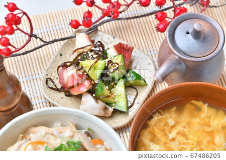 牛和大米（混合米飯），牡蠣球湯，黃瓜和章魚鹽和海帶。 67486205