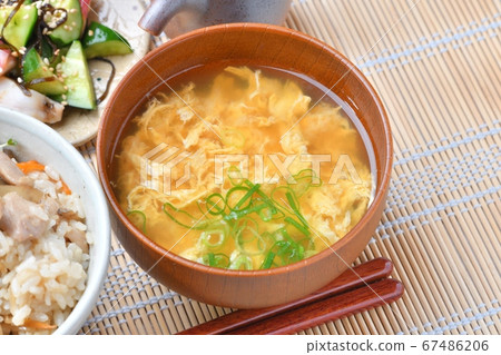 Chicken burdock and rice (mixed rice), oyster ball soup, cucumber and octopus salt and kelp. 67486206