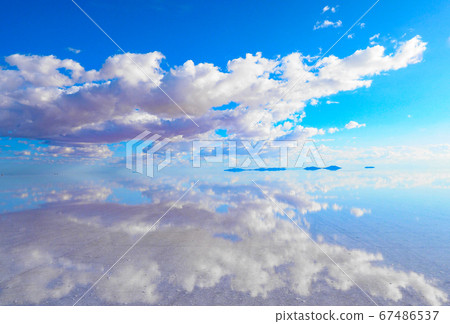 <Bolivia> Uyuni salt lake (photographed in January new moon) 67486537