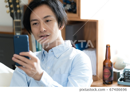一名男子在智能手機上打可視電話[居住] 67486696