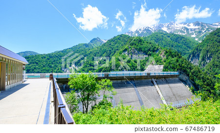 初夏的黑部水壩：從休憩房屋的正面看水壩和立山的景色 67486719
