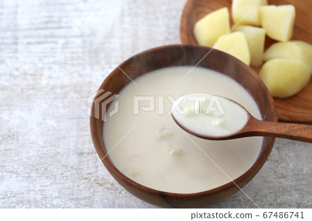 Potato vichyssoise soup 67486741