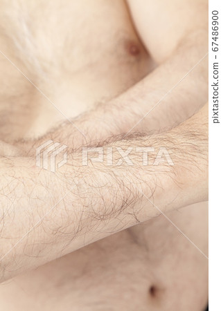 Middle-aged man's hair 67486900