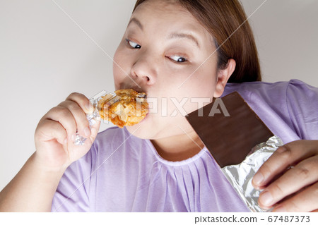 Woman who overeats 67487373