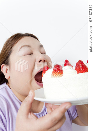 代謝綜合症女人吃蛋糕 67487383