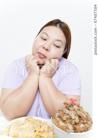 一個大眼睛的女人 67487384