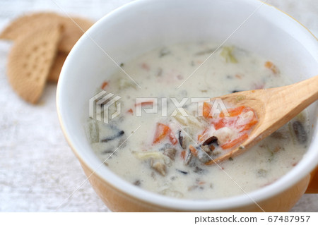 牛奶雜燴周全素食菜單，配以蔬菜和野米 67487957