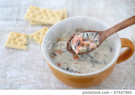 牛奶雜燴周全素食菜單，配以蔬菜和野米 67487960