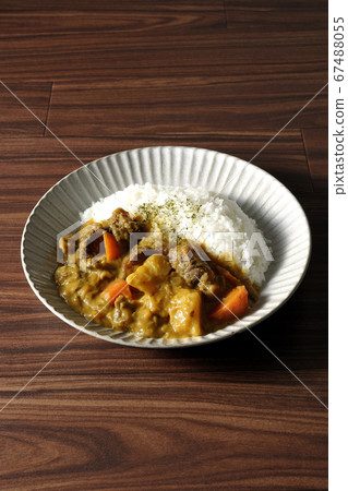 Curry rice with plenty of vegetables and beef meat 67488055