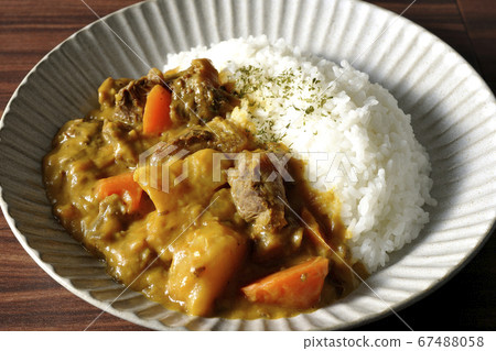 Curry rice with plenty of vegetables and beef meat 67488058