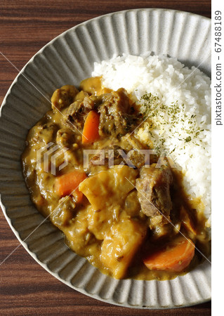 Take a bird's-eye view of curry rice with plenty of vegetables and beef meat Take a bird's-eye view of curry rice with plenty of vegetables and beef meat 67488189