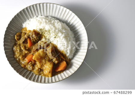 在白色背景上拍攝的咖哩飯和大量蔬菜和牛里脊肉（概述） 67488299