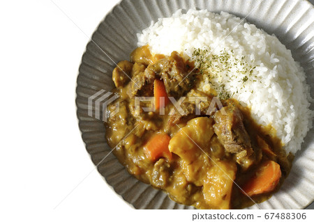 在白色背景上拍攝的咖哩飯和大量蔬菜和牛里脊肉（概述） 67488306