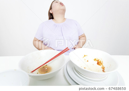 一個大眼睛的女人 67488650