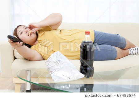 懶女人坐在沙發上 懶女人坐在沙發上 67488674