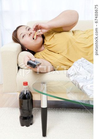 懶女人坐在沙發上 67488675